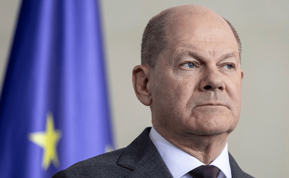 Scholz blinda la Germania e spinge gli immigrati irregolari in Italia