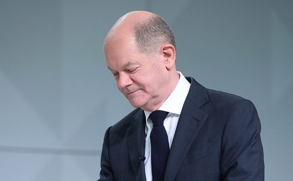 Scholz blinda la Germania e spinge gli immigrati irregolari in Italia