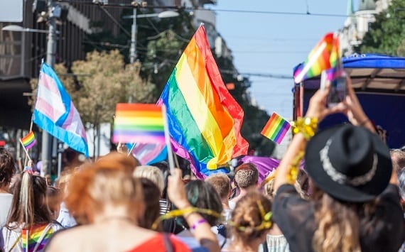 No all’indottrinamento degli adolescenti! Firma subito