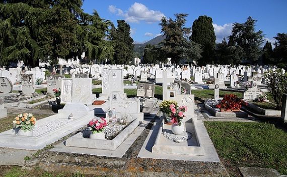 Andar per cimiteri: un atto controrivoluzionario