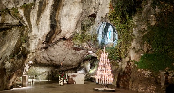 Invia le tue intenzioni alla Madonna di Lourdes!