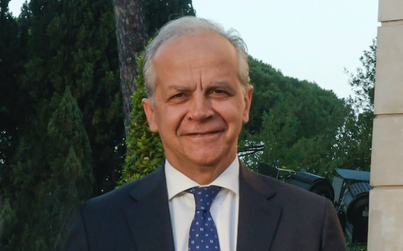 Il ministro Piantedosi blocca le trascrizioni dei bambini di “coppie omogenitoriali”