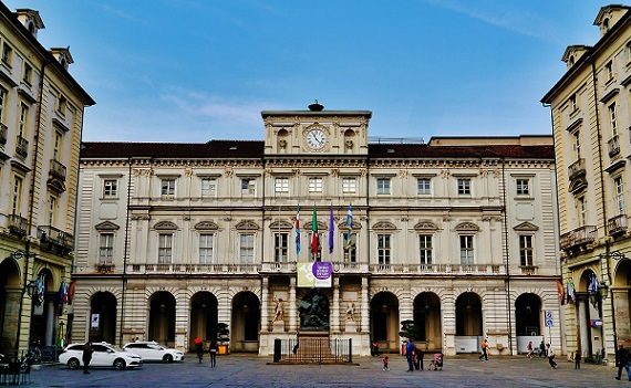 A Torino si fa guerra al crocefisso!