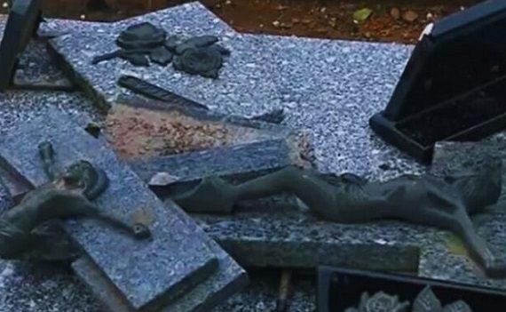Un altro inquietante spettacolo: cimitero profanato in Francia!