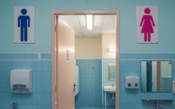 Bagni "neutri" a scuola: l'ennesima forzatura che minaccia l'educazione dei nostri figli!
