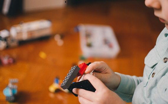 Follia woke: ora anche i mattoncini Lego sono “eteronormativi”!