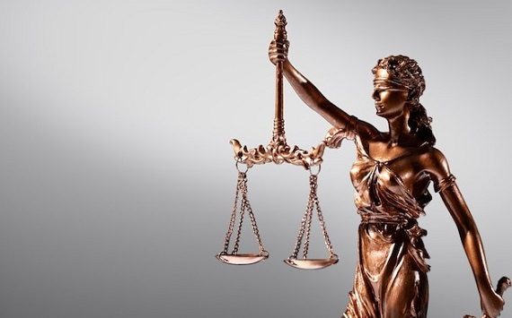 Procura di Padova, contro legge un atto di nascita con “due mamme”