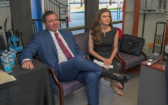 Usa: Ron DeSantis firma legge che vieta l’aborto dopo sei settimane