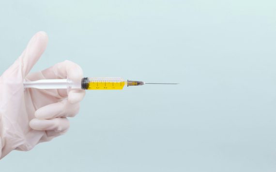 Una siringa per non farla “soffrire”