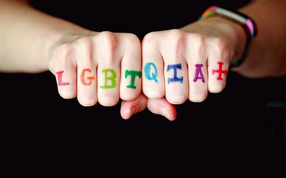 Uomo premiato come “Modella dell’Anno”: dignità femminile calpestata!