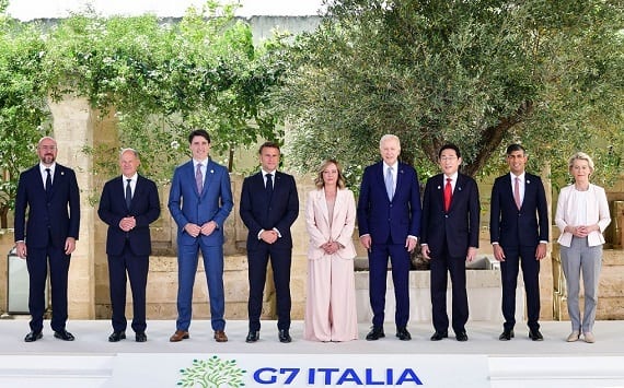 Non ne possiamo più di Macron!