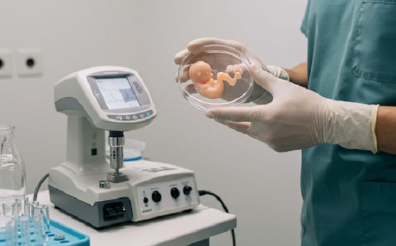 Non è progresso, è emergenza: il lato oscuro della procreazione assistita