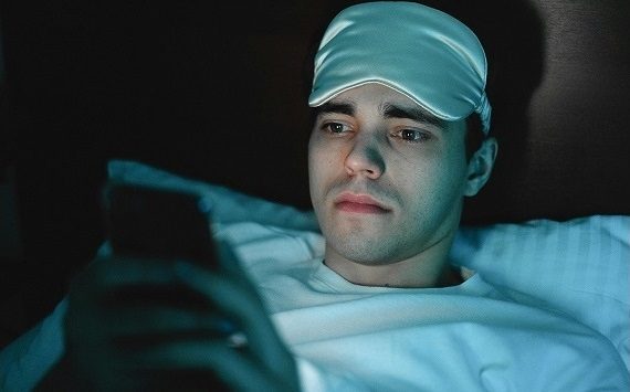 Ragazzo con telefono notte