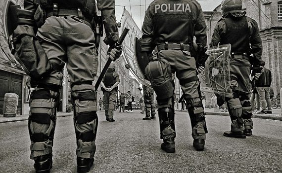 Proteste e violenza: in Italia la sicurezza è sotto attacco!